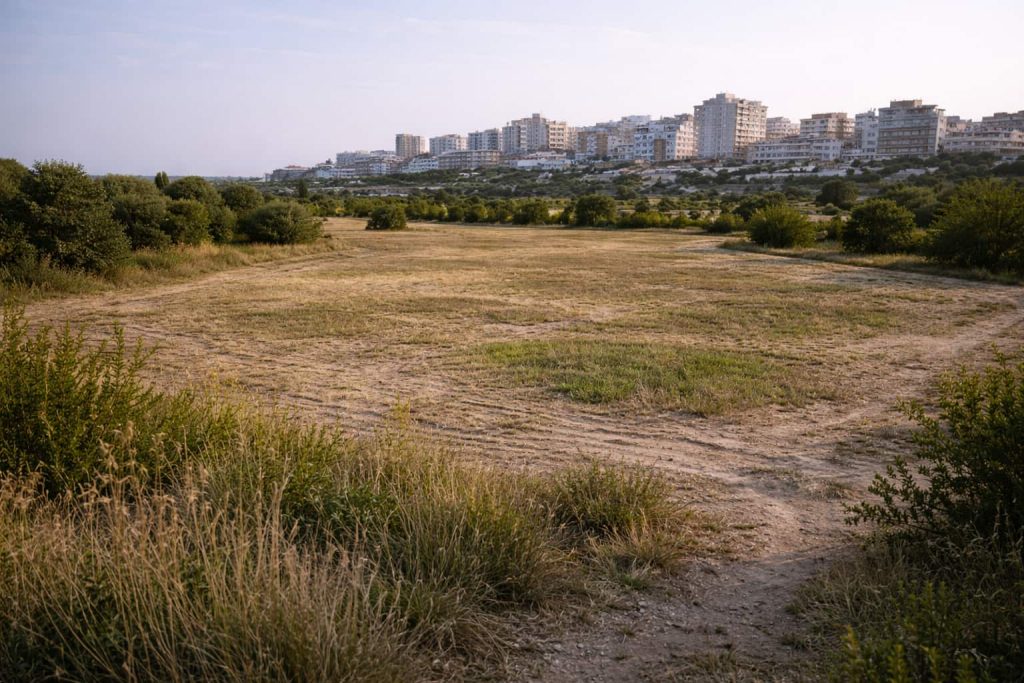 Terreno en entorno urbano que representa vender suelo o parcela con demanda