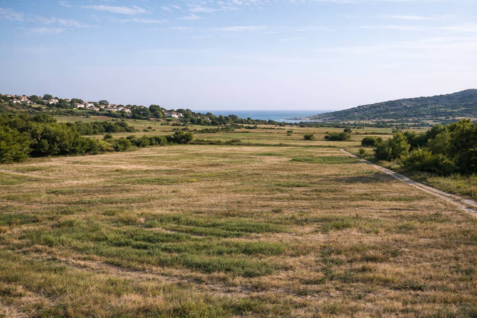 Paisaje de terreno amplio que representa venta de terrenos a nivel nacional